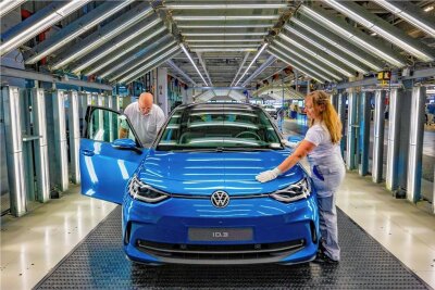 Entwicklungen mit Strahlkraft - Mit Volkswagen ID.3, ID.4 & ID.5, Audi Q4 e-tron sowie Sportback e-tron und Seat CupraBorn werden sechs Modelle des Volkswagen-Konzerns im VW Fahrzeugwerk Zwickau Mosel produziert. 