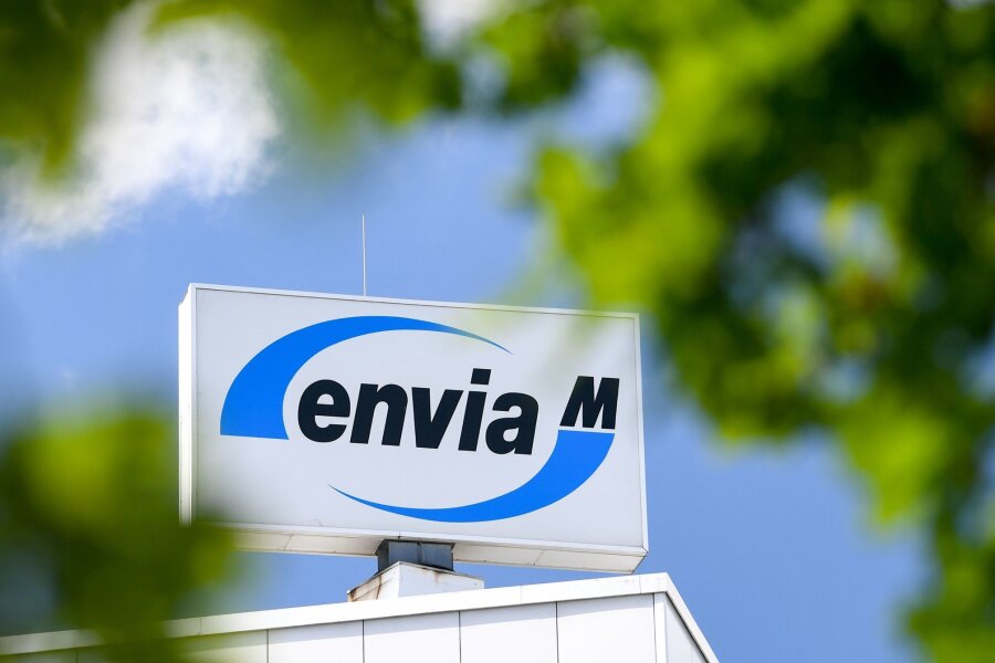 EnviaM verkauft weniger Strom und Gas: Neuer Tarif - Das Logo des Energiedienstleisters EnviaM dreht sich auf dem Dach der Unternehmenszentrale in Chemnitz.