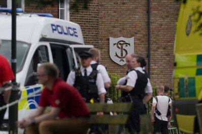 Epileptischer Anfall: Auto rast in Londoner Schule - Polizisten am Einsatzort, nachdem ein Auto gegen das Gebäude einer Grundschule gefahren ist.