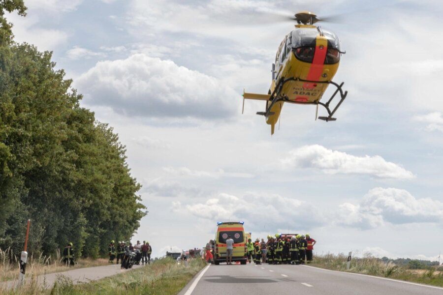 Eppendorf: Rettungshubschrauber bringt schwer verletzten Motorradfahrer ins Krankenhaus - Ein Rettungshubschrauber brachte einen Motorradfahrer nach einem Unfall in Eppendorf ins Krankenhaus.