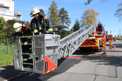 Eppendorfer Feuerwehr absolviert anspruchsvolle Übung - Während der Übung kam auch die Drehleiter zum Einsatz.