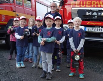Er begeisterte über 1000 Kinder für die Feuerwehr - Wolfgang Zindler in seinem Element bei der Arbeit mit Kindern in der Feuerwehr Crossen. 