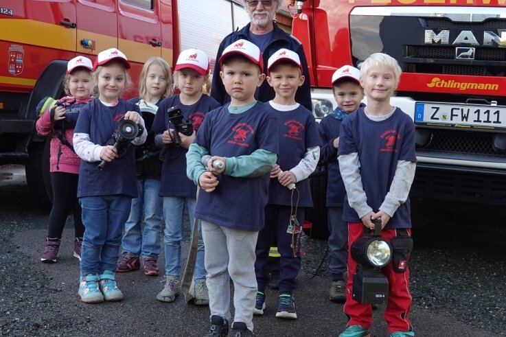 Er begeisterte über 1000 Kinder für die Feuerwehr - Wolfgang Zindler in seinem Element bei der Arbeit mit Kindern in der Feuerwehr Crossen. 