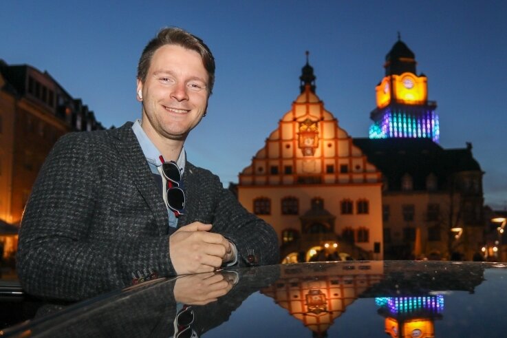 Er bringt Plauens Rathaus zum Leuchten - Er steckt hinter dem Lichtkonzept am Rathausturm: der Plauener Lucien Tunger mit seiner Firma LSD-Laser Show Design. Die Konstruktion hinter der Beleuchtung ist einzigartig, sagt er. 