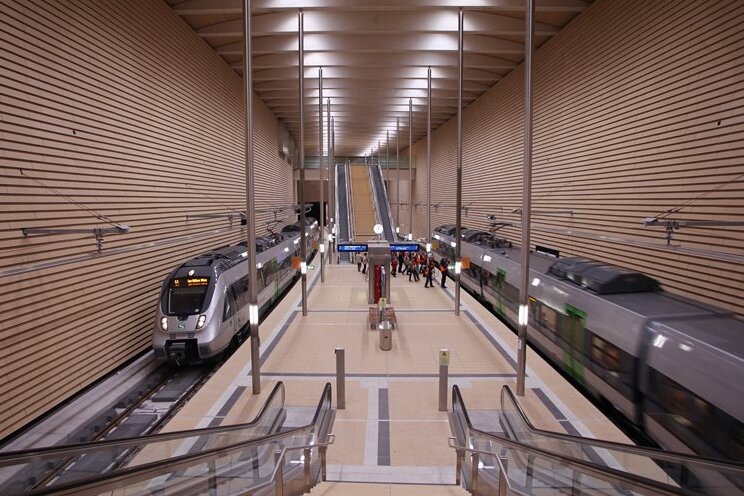 Ein Bild aus der Testphase: Der Bahnhof Markt strahlt mit den Fassaden aus Terrakottaplatten eine warme Atmosphäre aus. 