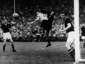 Er gab die entscheidende Vorlage - Hans SchäferHans Schäfer - Hans Schäfer (M.) bei einer Kopfballaktion während des WM-Finales Deutschland gegen Ungarn 1954.