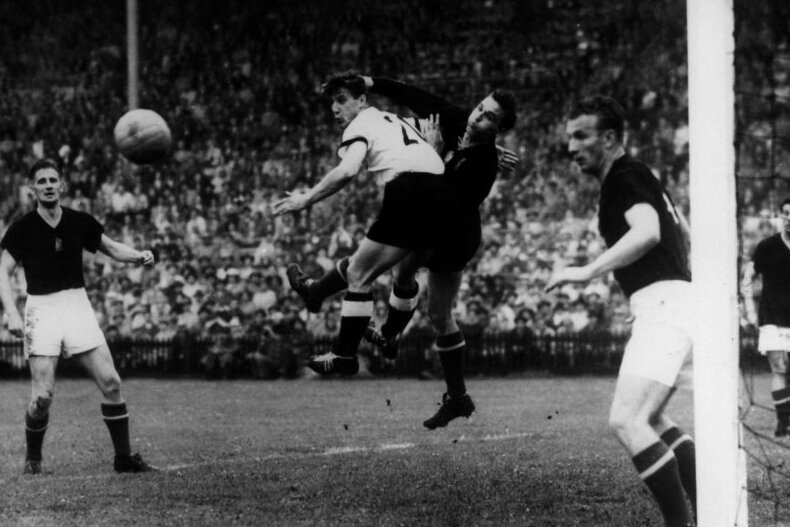 Hans SchäferHans Schäfer - Hans Schäfer (M.) bei einer Kopfballaktion während des WM-Finales Deutschland gegen Ungarn 1954.
