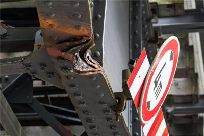 Er hat die Eisenbahnbrücke im Erzgebirge zerstört: Jetzt spricht der Unglücksfahrer - Die Stahlträger der Eisenbahnbrücke im Erzgebirge wurden stark beschädigt.