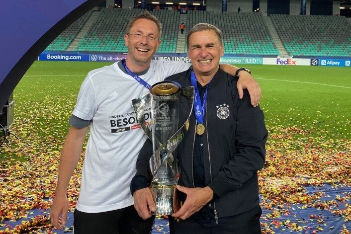 Sebastian Köhler (links) weiß, wie es sich anfühlt, Europameister zu werden. Der Plauener Physiotherapeut bekam von U-21-Nationaltrainer Stefan Kuntz nach dem Finalsieg sogar sein persönliches Jubelbild. 