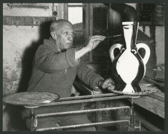 Pablo Picasso (1881-1973) hier in seiner Werkstatt im südfranzösischen Vallauris im Jahr 1953. 