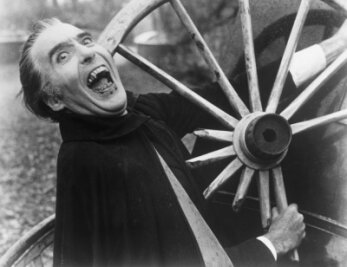 Er lehrte uns mit "Dracula" das Gruseln: Bram Stoker wäre heute 175 geworden - Der Schauspieler Christopher Lee als Dracula in dem Film "Dracula jagt Minimädchen" (1972) von Alan Gibson.