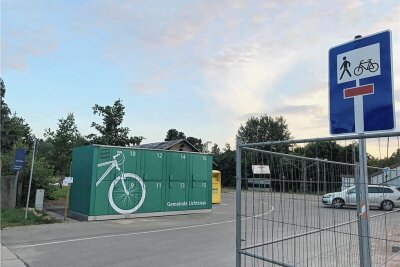 Er steht: Der erste Fahrradcontainer am Bahnhof Oberlichtenau - Die Gemeinde Lichtenau hat vor dem Bahnhof in Oberlichtenau einen Fahrradcontainer aufgestellt. Bis zur Inbetriebnahme dauert es aber noch etwas, sagt Bürgermeister Andreas Graf. Insgesamt 16 Boxen hat die Fahrradgarage.