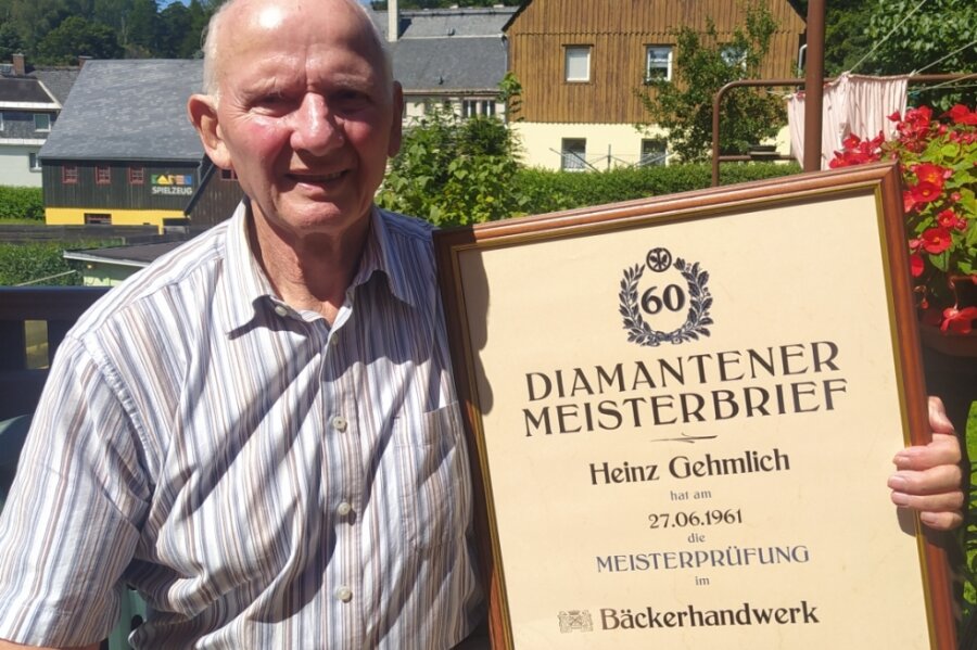 Heinz Gehmlich mit seinem Diamantenen Meisterbrief. Am 27. Juni 1961 hatte er die Meisterprüfung im Bäckerhandwerk bestanden. Damals war er 21 Jahre jung. 
