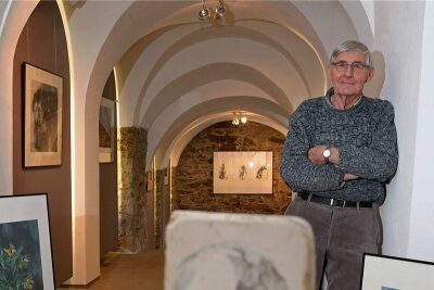 "Er war immer für alle da" - Klaus Hirsch in seiner Ausstellung "vom Mensch", die noch bis 8. April in der Kleinen Galerie in Hohenstein-Ernstthal zu sehen ist. 