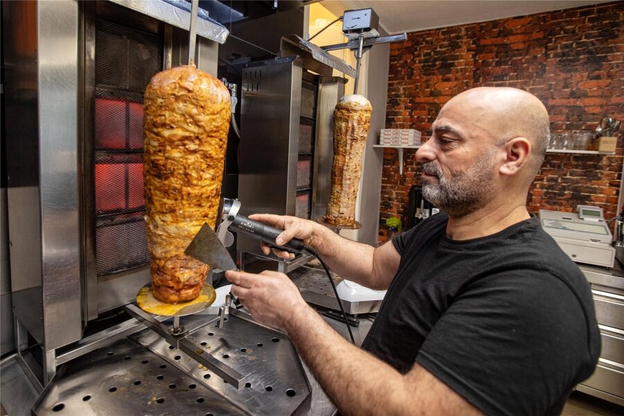 Er wollte es ohne Döner schaffen: Warum ein türkischer Imbiss-Betreiber in der Plauener Innenstadt jetzt doch Fleisch am Drehspieß anbietet - Inhaber Hassan Akbakay hatte bisher keinen Döner auf seiner Imbisskarte. Das hat sich nun geändert.