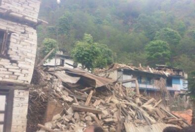 Erdbeben in Nepal: Freiberger Partnerdorf Gati soll evakuiert werden - Ein Foto aus dem zerstörten Gati. Im Hintergrund rechts die schwer beschädigte Schule, die mit Geld aus Freiberg entstand.