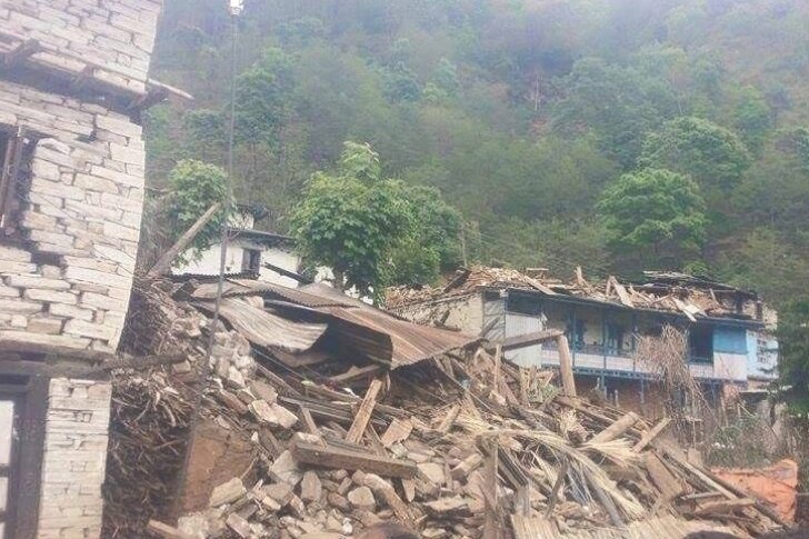 Erdbeben in Nepal: Freiberger Partnerdorf Gati soll evakuiert werden - Ein Foto aus dem zerstörten Gati. Im Hintergrund rechts die schwer beschädigte Schule, die mit Geld aus Freiberg entstand.