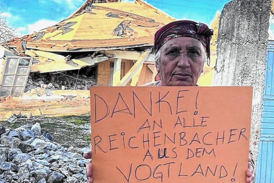 Erdbebenopfer aus der Türkei danken Spendern aus Reichenbach - Selinas Großcousine Hanim hält einen Dank an die Spender vor ihrem zerstörten Haus in die Kamera. 