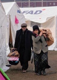 Erdbebenopfer: Hilfsorganisationen setzen auf Geldspenden - Auf Fußballplätzen und in Stadien - im Bild zwei Menschen im türkischen Kahramanmaras - werden Zelte für Menschen errichtet, die durch das jüngste Erdbeben obdachlos geworden sind. 
