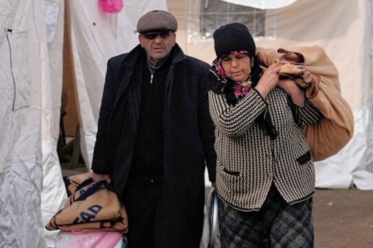 Erdbebenopfer: Hilfsorganisationen setzen auf Geldspenden - Auf Fußballplätzen und in Stadien - im Bild zwei Menschen im türkischen Kahramanmaras - werden Zelte für Menschen errichtet, die durch das jüngste Erdbeben obdachlos geworden sind. 
