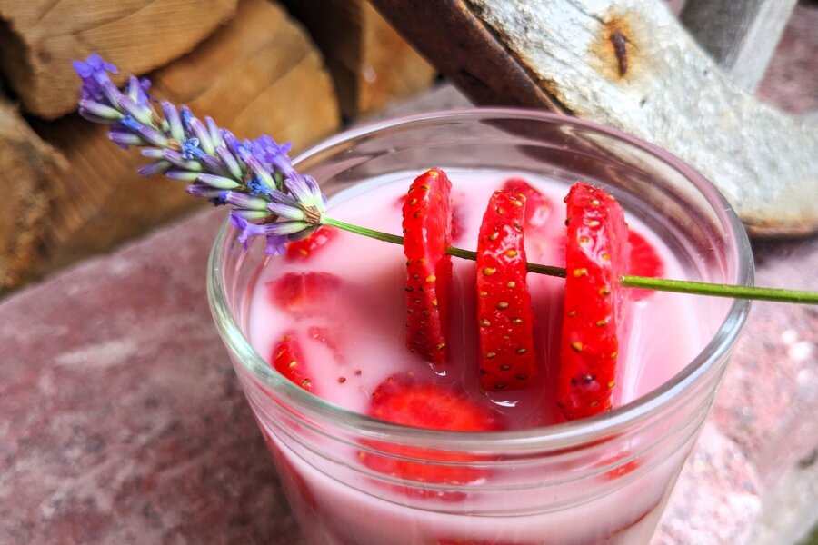 Erdbeeren mit dem Kuss der Kokosnuss - Ein Lavendelzweig mit drei aufgespießten Erdbeerscheiben verpassen dem Dessert einen zusätzlichen Pfiff.