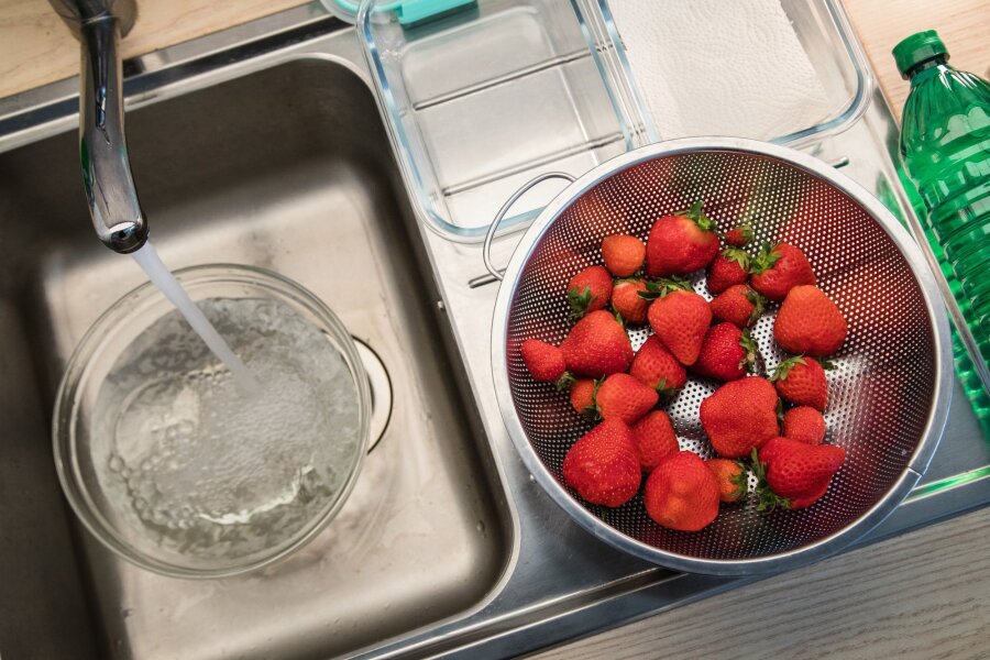 Erdbeeren mit Essig länger haltbar machen - Man braucht: Erdbeeren, Wasser, Essig, Papiertücher und ein flaches Behältnis.