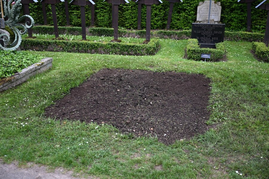 Erde an Schäubles Grab ausgehoben – Staatsschutz ermittelt - An der Grabstätte des früheren Bundestagspräsidenten Wolfgang Schäuble, ist das Kreuz mit seinem Namen nicht mehr zu sehen.
