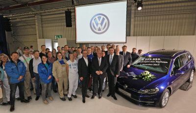 Erdgasfahrzeug ist 5.555.555. in Zwickau gefertigter VW - Das Jubiläumsfahrzeug wurde im Rahmen der Betriebsversammlung am Freitag im Zwickauer VW-Werk vorgestellt.