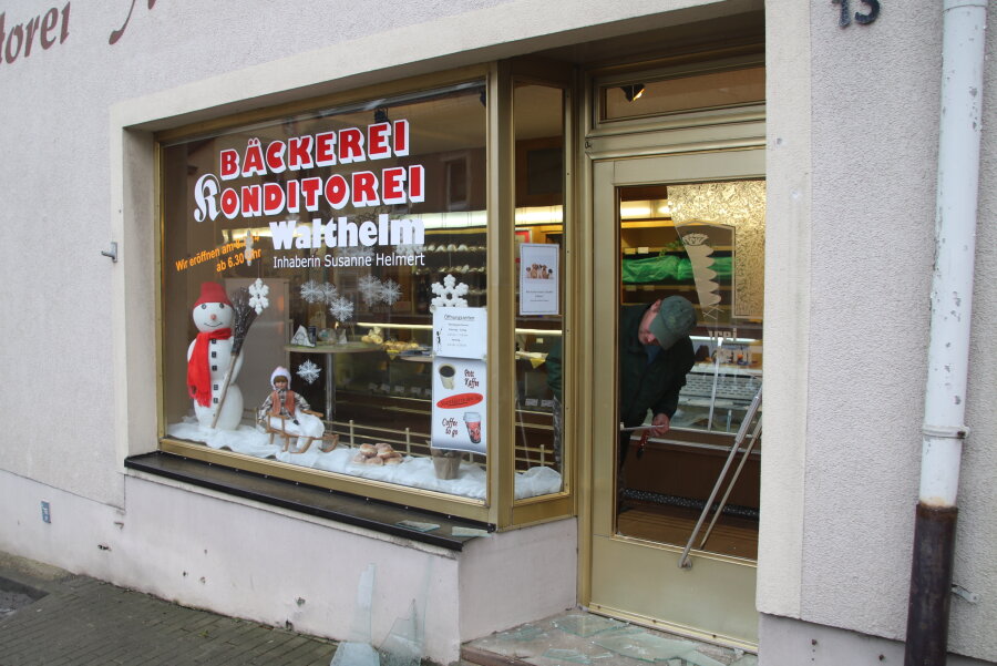 Erdmannsdorf: Einbrecher in Bäckerei lässt Geld liegen und isst Kuchen - Ein unbekannter Einbrecher hat in der Nacht zu Samstag die Glasscheibe der Eingangstür zur Bäckerei Walthelm in Erdmannsdorf eingeschlagen.