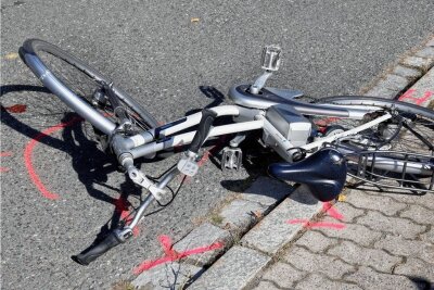 Erdmannsdorf: Zwei Fahrradfahrer bei Sturz schwer verletzt - Zwei Fahrradfahrer haben sich bei einem Sturz in Erdmannsdorf schwer verletzt.