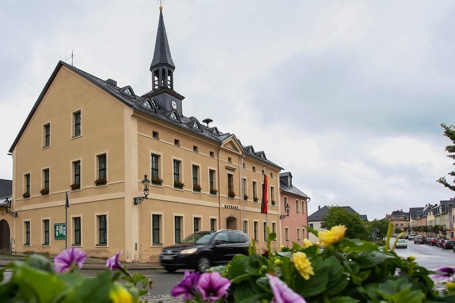 Erdmassen illegal abgekippt? Elterleins Stadtchef schweigt zu neuen Anzeigen - In Elterlein - hier das Rathaus - gibt es erneut Fragen wegen Erdmassen, die auf einem städtischen Grundstück gelandet sind. 