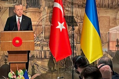 Erdogan sammelt Lorbeeren - Der türkische Präsident Recep Tayyip Erdogan (links) spricht in Istanbul zu den Vertretern aus Kiew und Moskau.