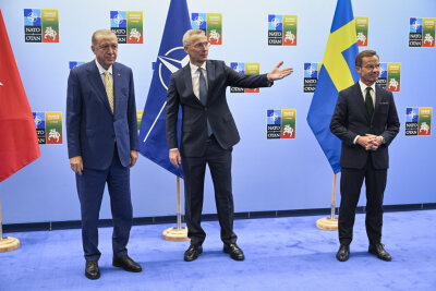 Erdogan sorgt zum Nato-Gipfel für einen Paukenschlag - Recep Tayyip Erdogan (l), Präsident der Türkei, und Ulf Kristersson (r), Ministerpräsident von Schweden, posieren vor ihrem Treffen mit Jens Stoltenberg (M), Generalsekretär der NATO, im Vorfeld des Nato-Gipfels in Litauen. Der türkische Präsident Erdogan machte die Zustimmung seines Landes zur Aufnahme Schwedens am Montag überraschend davon abhängig, dass der vor Jahren auf Eis gelegte EU-Beitrittsprozess für die Türkei wieder aufgenommen wird.
