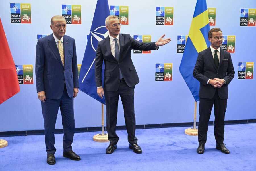 Erdogan sorgt zum Nato-Gipfel für einen Paukenschlag - Recep Tayyip Erdogan (l), Präsident der Türkei, und Ulf Kristersson (r), Ministerpräsident von Schweden, posieren vor ihrem Treffen mit Jens Stoltenberg (M), Generalsekretär der NATO, im Vorfeld des Nato-Gipfels in Litauen. Der türkische Präsident Erdogan machte die Zustimmung seines Landes zur Aufnahme Schwedens am Montag überraschend davon abhängig, dass der vor Jahren auf Eis gelegte EU-Beitrittsprozess für die Türkei wieder aufgenommen wird.