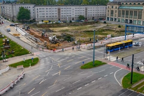Erdreich auf Baustelle in der Innenstadt kontaminiert - Im Kreuzungsbereich Bahnhofstraße/Zschopauer Straße werden neue Kanäle verlegt. Die Arbeiten mussten nun eingestellt werden, weil kontaminiertes Erdreich entdeckt wurde. 