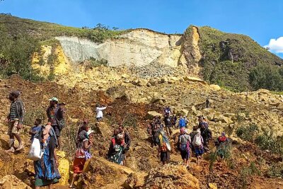 Erdrutsch in Papua-Neuguinea: 2000 Tote befürchtet - Dorfbewohner suchen in Yambali nach dem Erdrutsch nach Verschütteten.