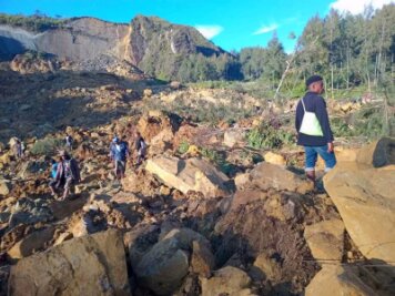 Erdrutsch in Papua-Neuguinea: 2000 Tote befürchtet - Im Dorf Kaokalam in der Provinz Enga suchen Dorfbewohner nach Überlebenden.