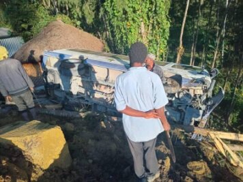 Erdrutsch in Papua-Neuguinea - Viele Tote befürchtet - Das Wrack eines Fahrzeugs in der Provinz Enga.