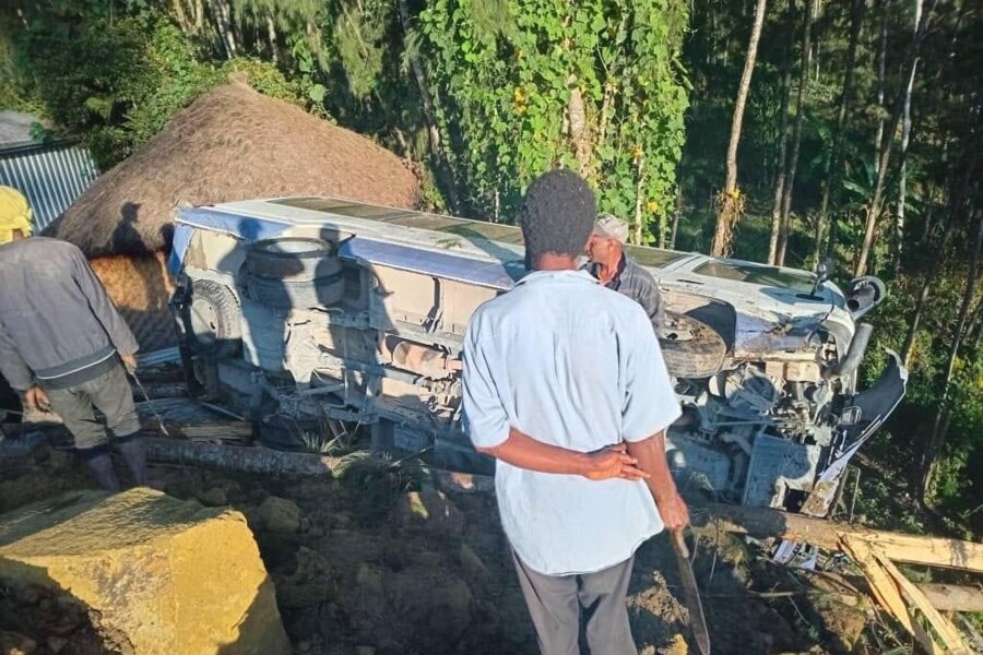 Erdrutsch in Papua-Neuguinea - Viele Tote befürchtet - Das Wrack eines Fahrzeugs in der Provinz Enga.
