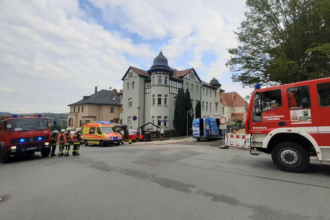 Erdrutsch verursacht Gasleck: Wohnhäuser evakuiert - Mehrere Wohnhäuser in Werdau mussten am Mittwoch evakuiert werden.