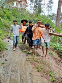 Erdrutsche nach Starkregen: Mindestens 14 Tote in Indonesien - Ein Opfer wird geborgen: Bei Erdrutschen auf der indonesischen Insel Sulawesi sind mehrere Menschen ums Leben gekommen.