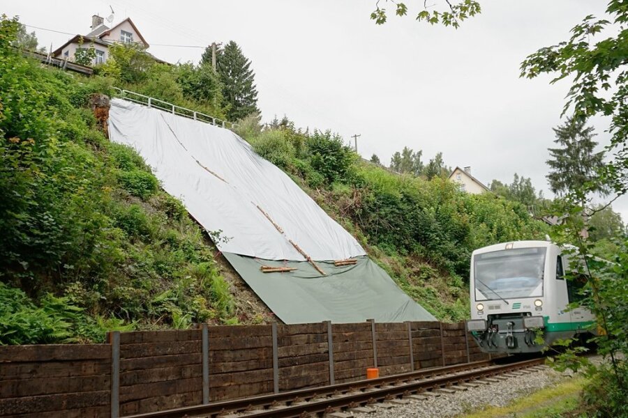 Erdrutschstelle bei Klingenthal bleibt vorerst nur provisorisch gesichert - Die provisorisch gesicherte Abbruchstelle nahe dem Bahnhof der tschechischen Grenzstadt Kraslice.