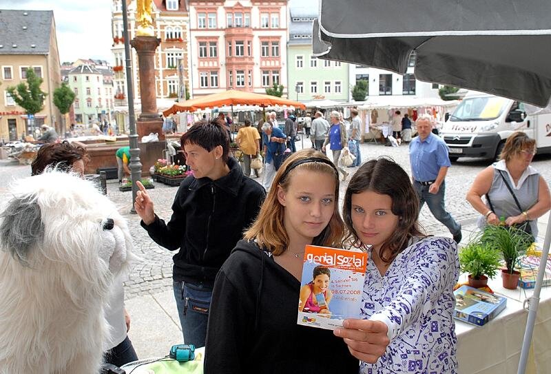 Erfahrungensammeln und anderen helfen - 
              <p class="artikelinhalt">Jasmin Bagdons und Jenny Sabisch (r.) haben zum sozialen Tag einen Flohmarkt-Stand auf dem Mittweidaer Markt betreut und Passanten über die Aktion informiert.</p>
            