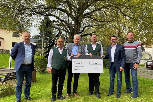Erfal-Stiftung Falkenstein: Zwölf Vereine profitieren vom Preisgeld - René Goram, Vorsitzender des Heimatvereins Zwota (3. von rechts).