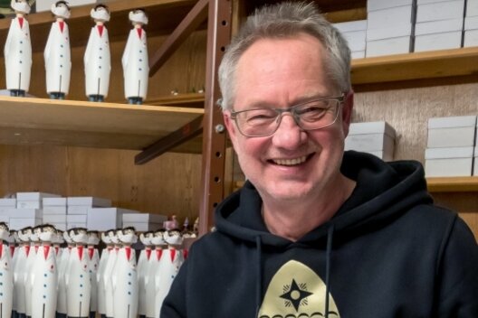 Und wieder einer fertig: Holzspielzeugmachermeister Tino Günther hat mit dem Räucher-Drosten einen Verkaufsschlager gelandet. Nun will er auch seine politische Karriere voran bringen. 