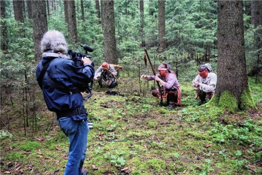 Erfolg für Filmemacher aus dem Vogtland: Streamingdienst kauft Geschichtsfilm - Irokesen auf dem Kriegspfad. Die Darsteller Holger Fritzsch aus Marieney, Dennis Dollmeyer aus Leipzig und Jörg Wachs aus Dohne sind Mitglieder des Vereins „Longhous Singers Germany“. Die Dreharbeiten für den zweiten Teil von Fort Welsh wurden im Juli 2022 bei Marieney gedreht.