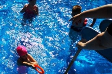 Erfolg für Schwimmkurse - Die Kinder konnten im Kursim Sachsenburger Freibad ihre Schwimmkenntnisse ausbauen.