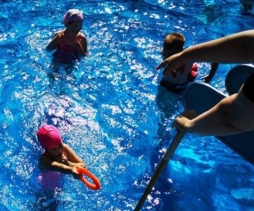 Die Kinder konnten im Kursim Sachsenburger Freibad ihre Schwimmkenntnisse ausbauen.