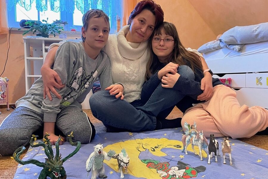 Anita Hübner heute mit ihren beiden Kindern Niclas und Katharina, die nun zehn Jahre alt sind. 