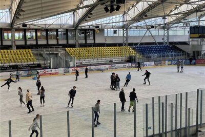 Erfolgreiche Bilanz: 1200 Gäste beim Eislaufen im Sommer - Eislaufen in der Eissporthalle im Küchwald: Was sonst nur im Winter ging, war dieses Jahr auch im Sommer möglich.